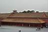 Cs�sz�rn� palot�j�nak teteje messzir�l, t�volban a feh�r stupa